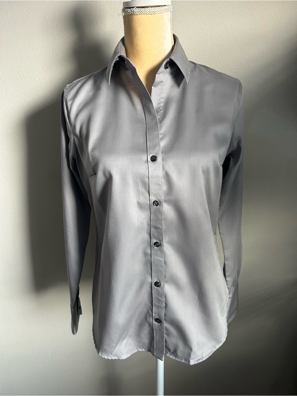 NWT Calvin Klein Women’s Light Gray Long-Sleeve Button-Up Shirt Sz S No Iron